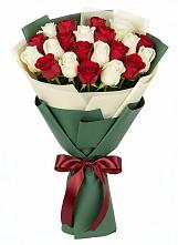Букет Микс из красных и белых роз в Развилке