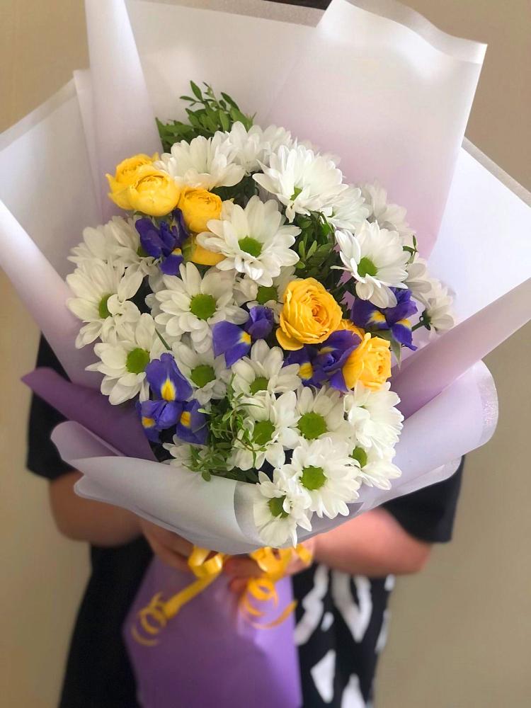 Букет цветов из: Ирисы, Хризантемы и Розы в Развилке