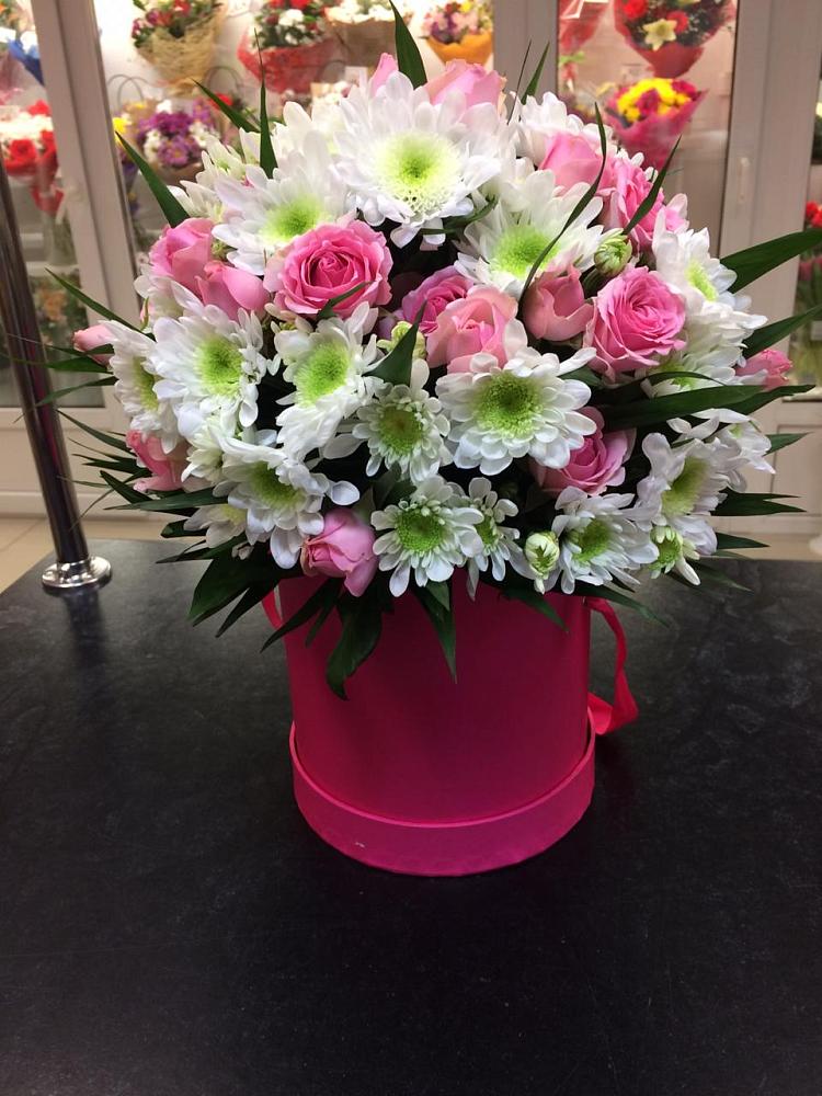 Цветочная композиция из Розы и Хризантемы в шляпной коробке в Развилке