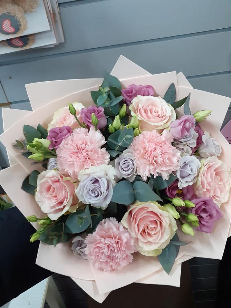 Букет цветов из: Розы, Гвоздики и Лизиантусы в Развилке